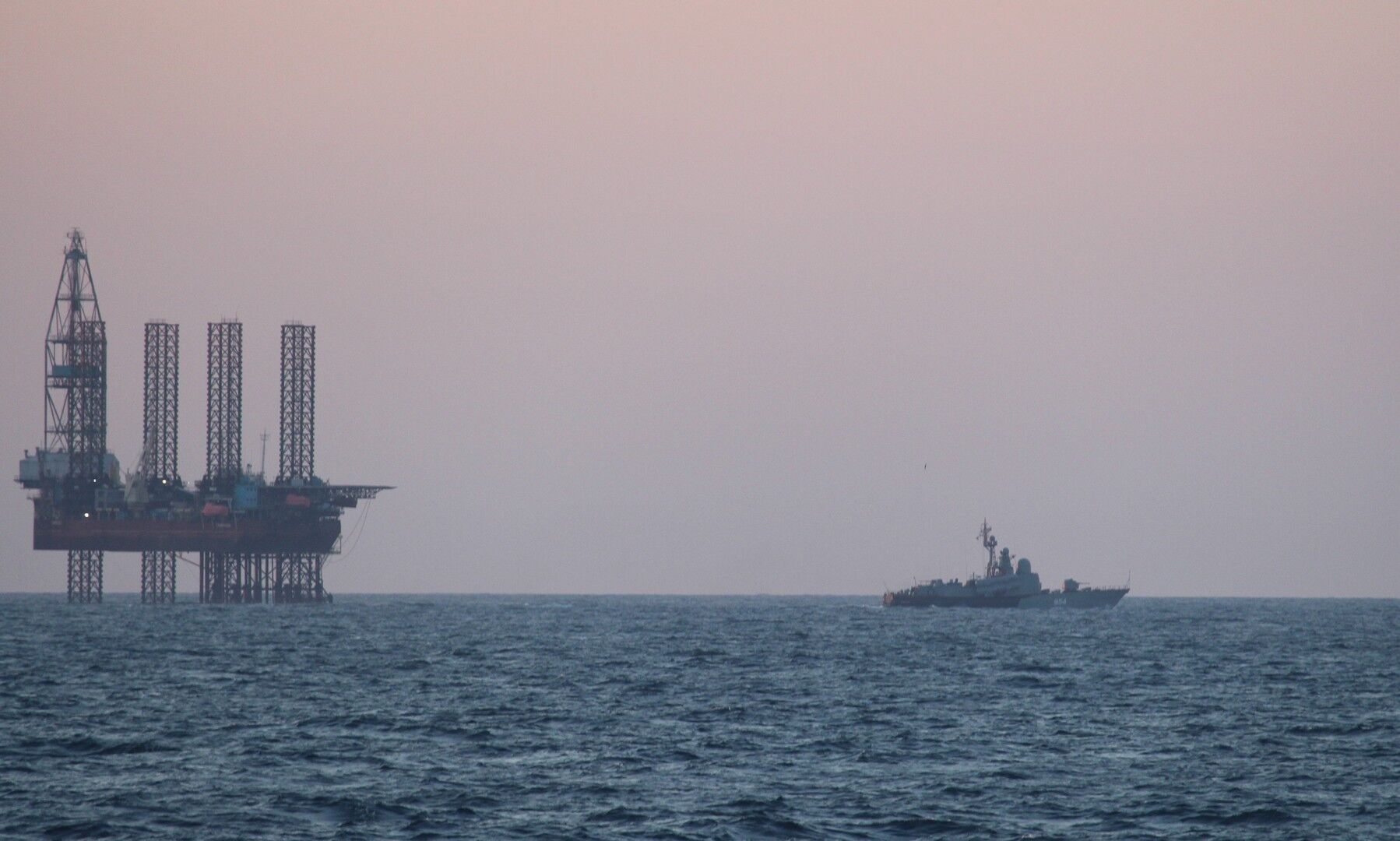 Росія під прикриттям військових кораблів краде український газ в Чорному морі