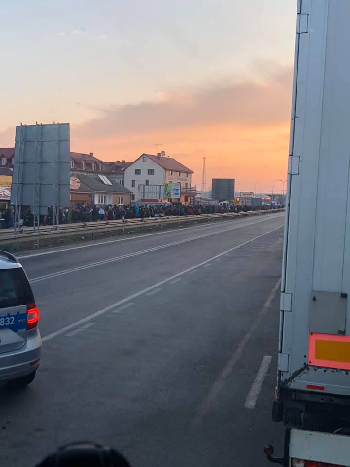 На польской границе образовались огромные очереди. Фото и видео