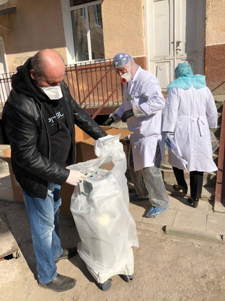 Фонд Порошенко передал оборудование в эпицентр коронавируса на Тернопольщине