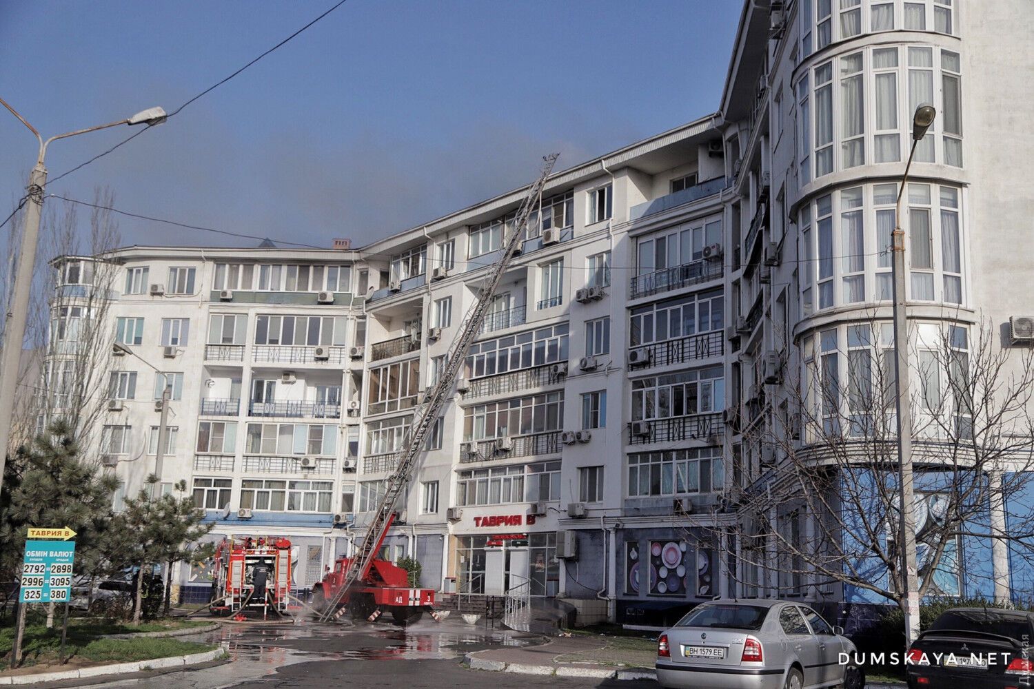 В масштабном пожаре в Одессе пострадали двое спасателей