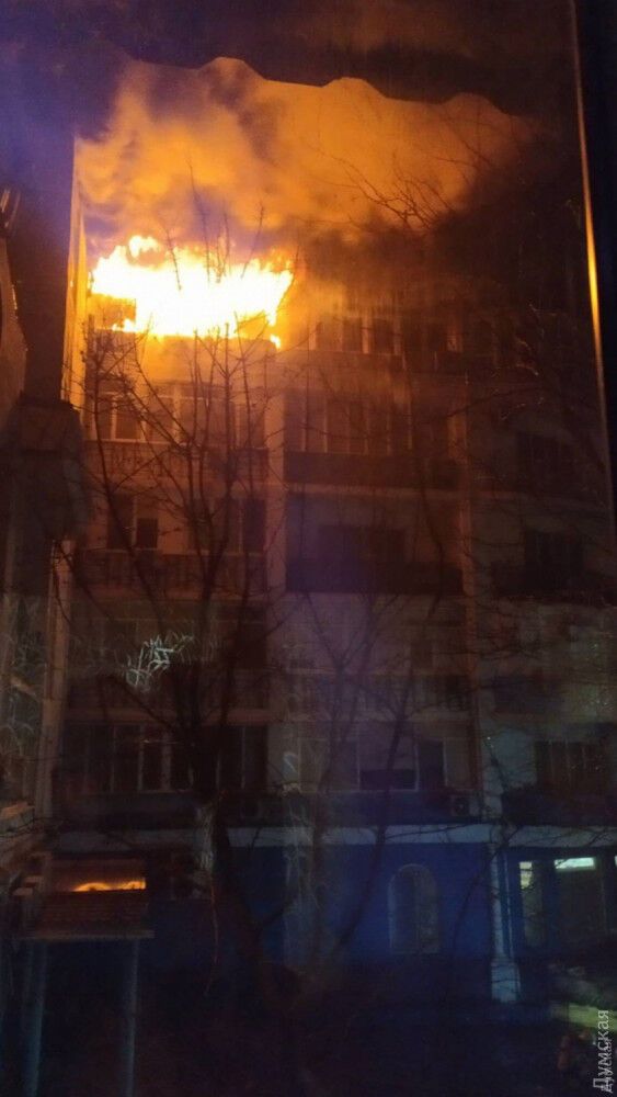 У масштабній пожежі в Одесі постраждали двоє рятувальників
