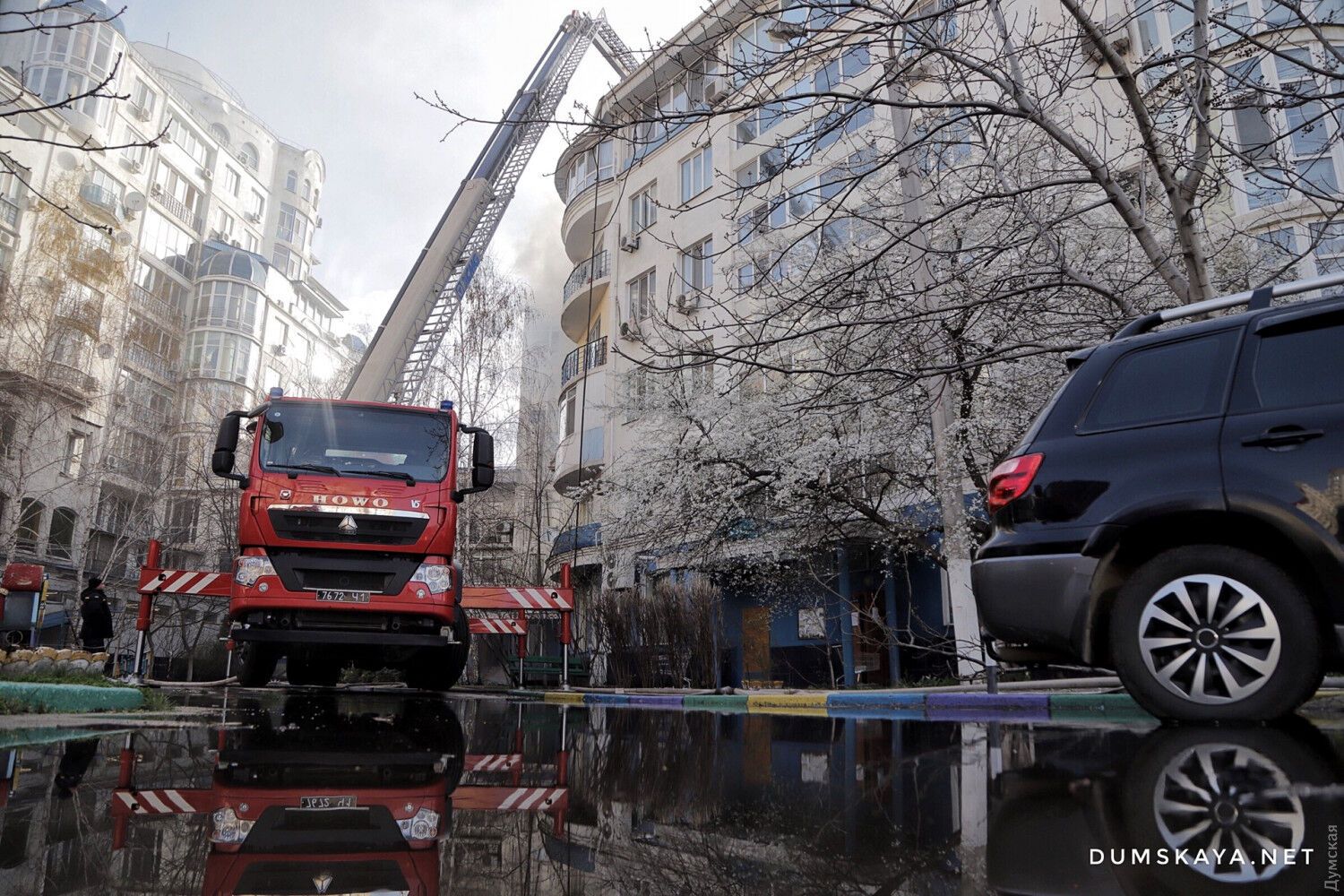 В масштабном пожаре в Одессе пострадали двое спасателей