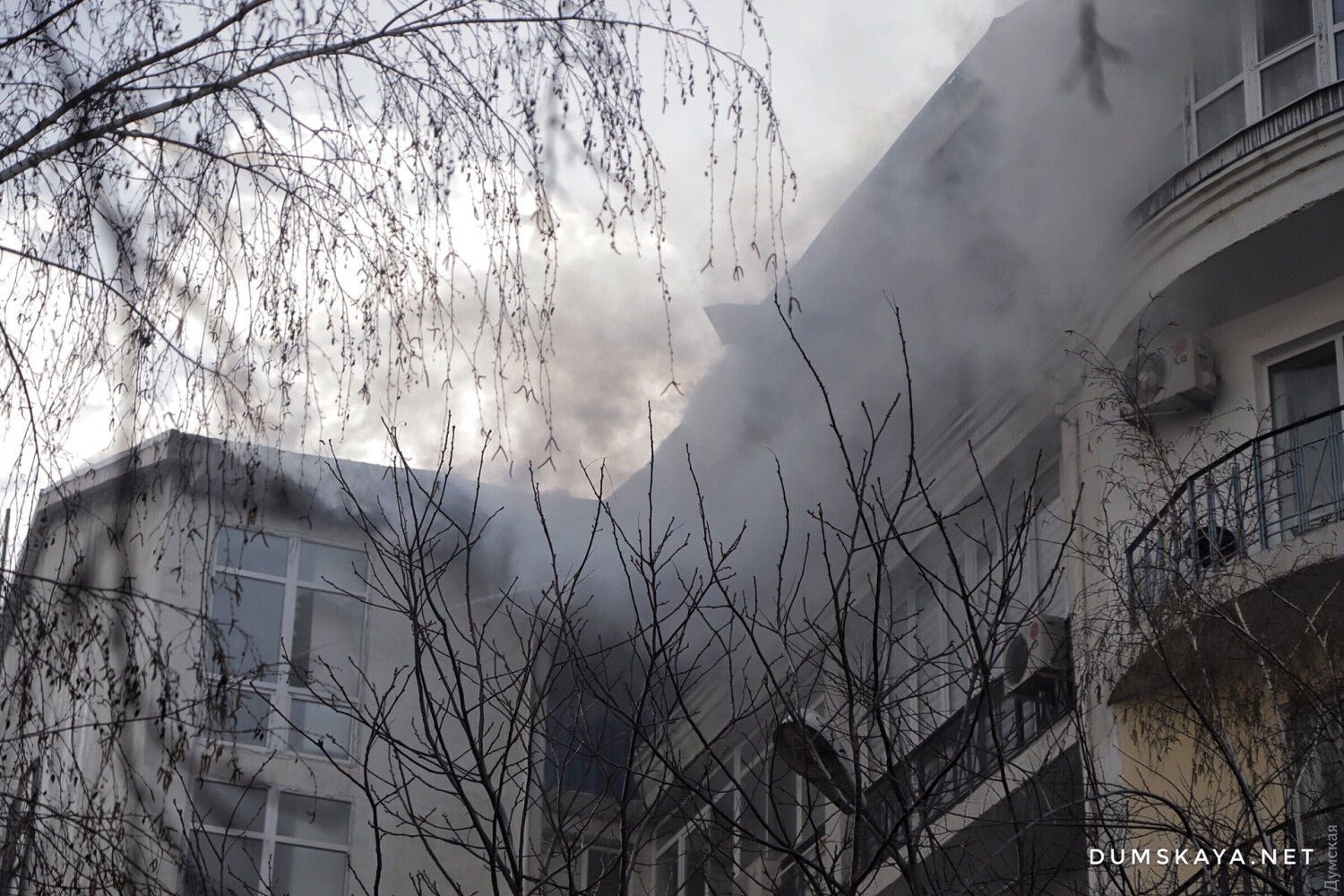 В масштабном пожаре в Одессе пострадали двое спасателей