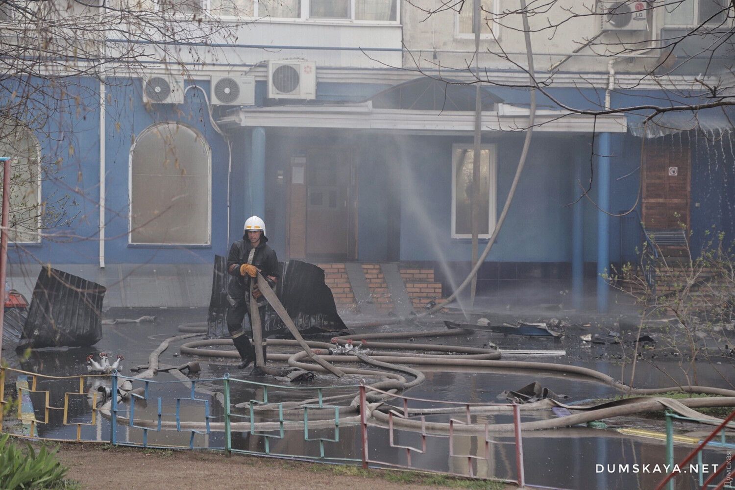 В масштабном пожаре в Одессе пострадали двое спасателей