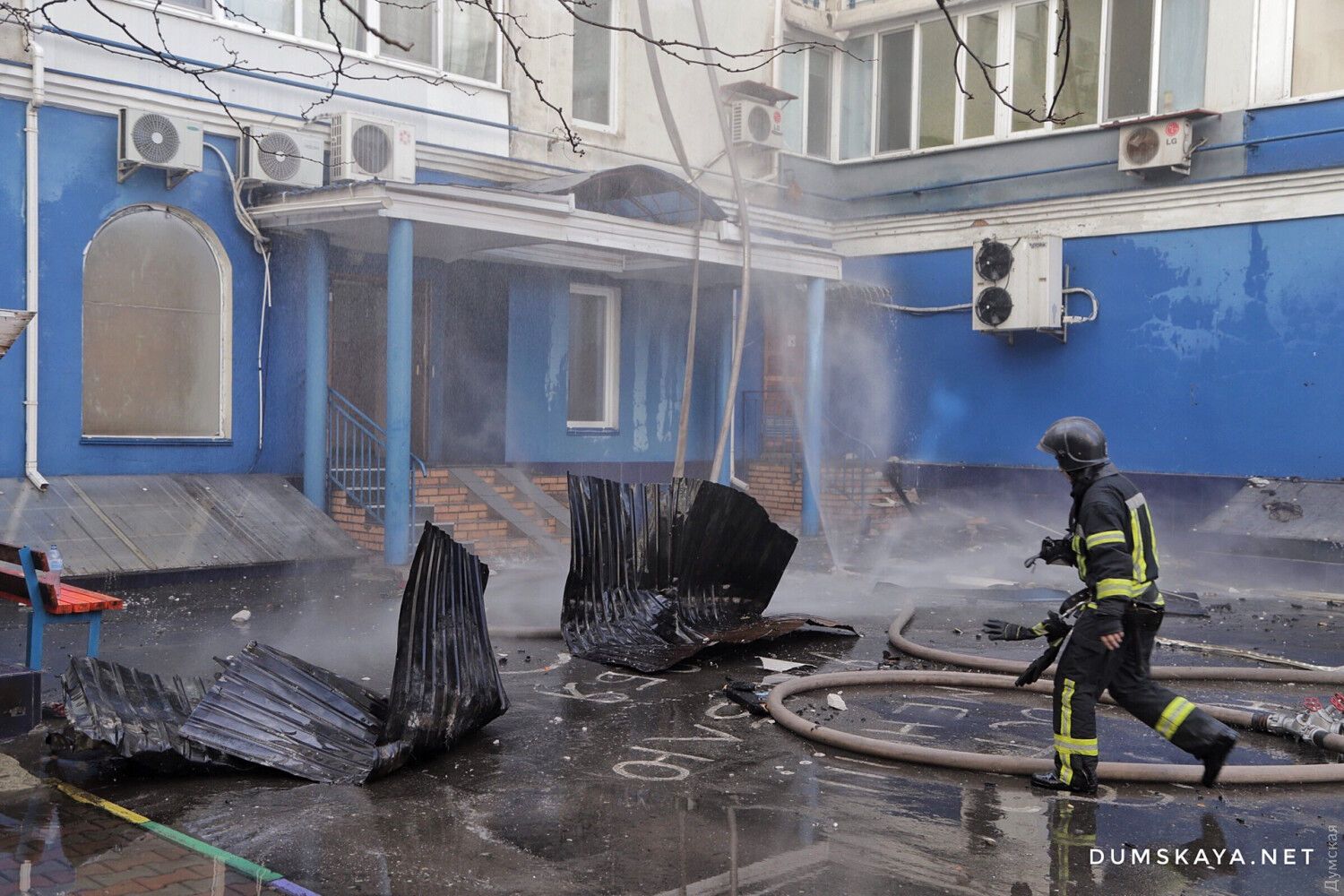 У масштабній пожежі в Одесі постраждали двоє рятувальників