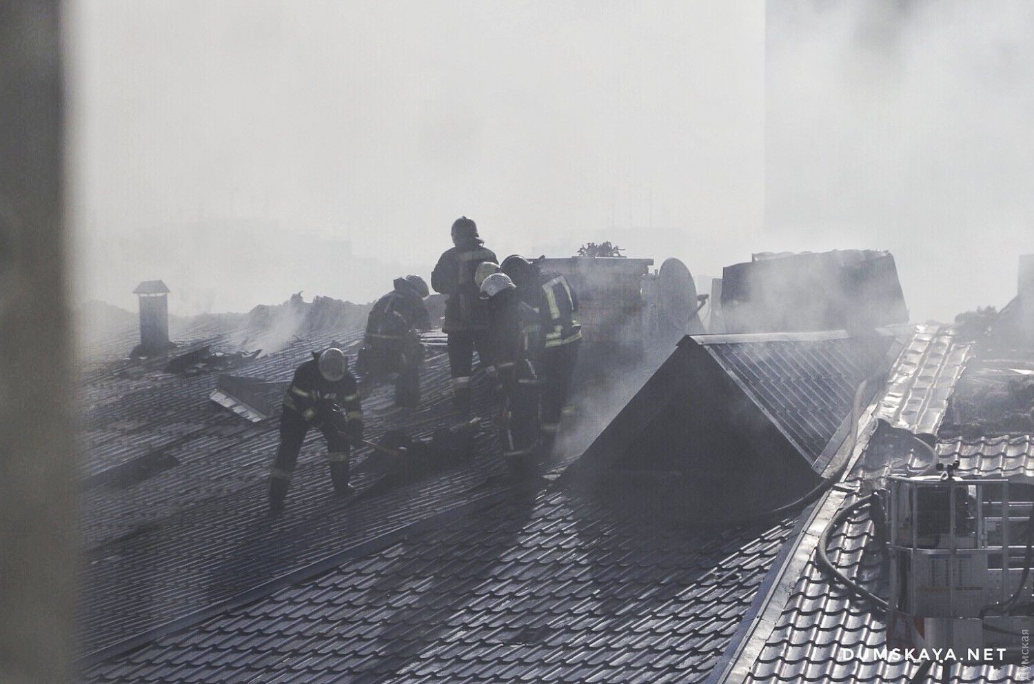 В масштабном пожаре в Одессе пострадали двое спасателей