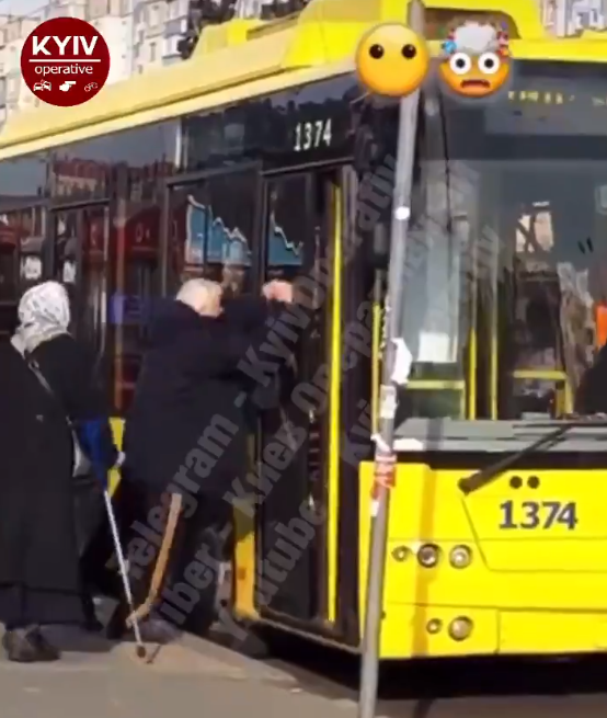 В Киеве дедушку вытолкали из троллейбуса