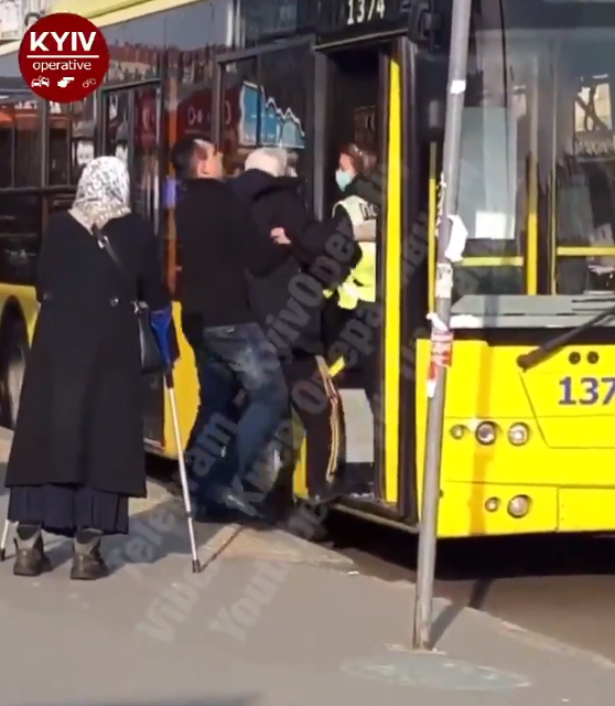 В Киеве дедушки вытолкали из троллейбуса