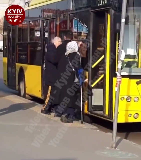 В Киеве дедушку вытолкали из троллейбуса