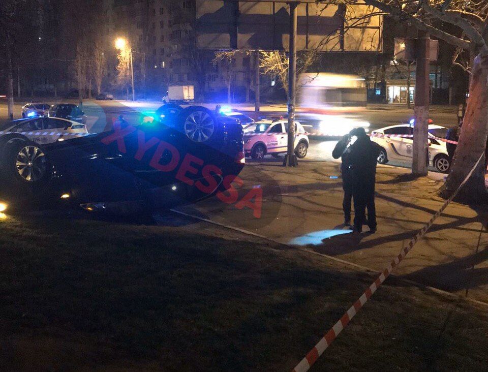 В Одессе перевернулся BMW с пьяным полицейским за рулем