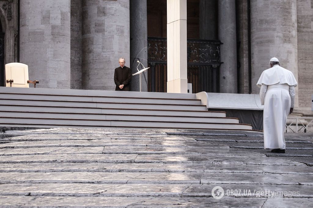 Папа Римский Франциск помолился о спасении мира от пандемии на пустой площади. Фото и видео