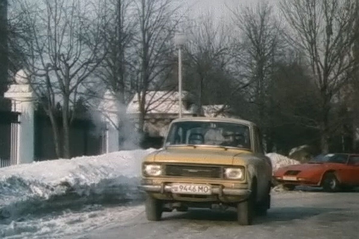 На втором плане автомобиль "Юна"