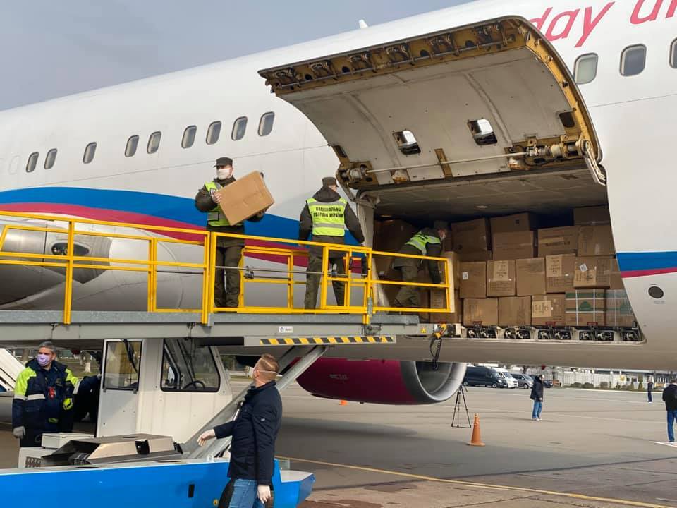 Из Китая в Украину прилетел второй самолет с костюмами для врачей. Фото