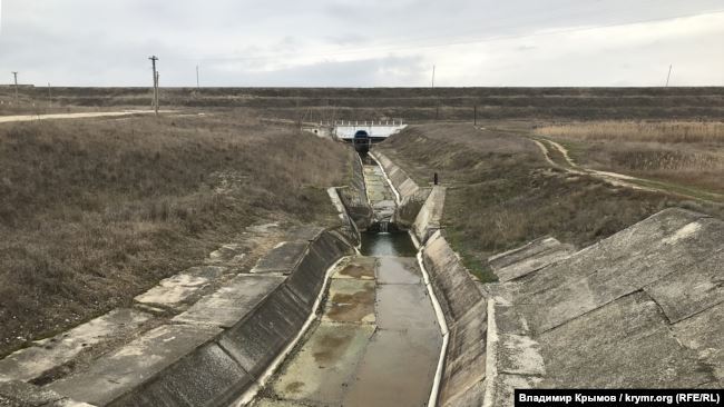 Слив воды с Тайганского водохранилища в январе 2020 года