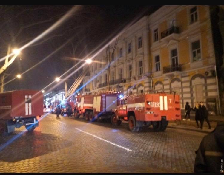 В Одесі на рятувальника під час пожежі впав сходовий проліт