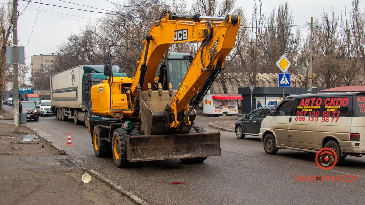 В Днепре экскаватор сбил женщину