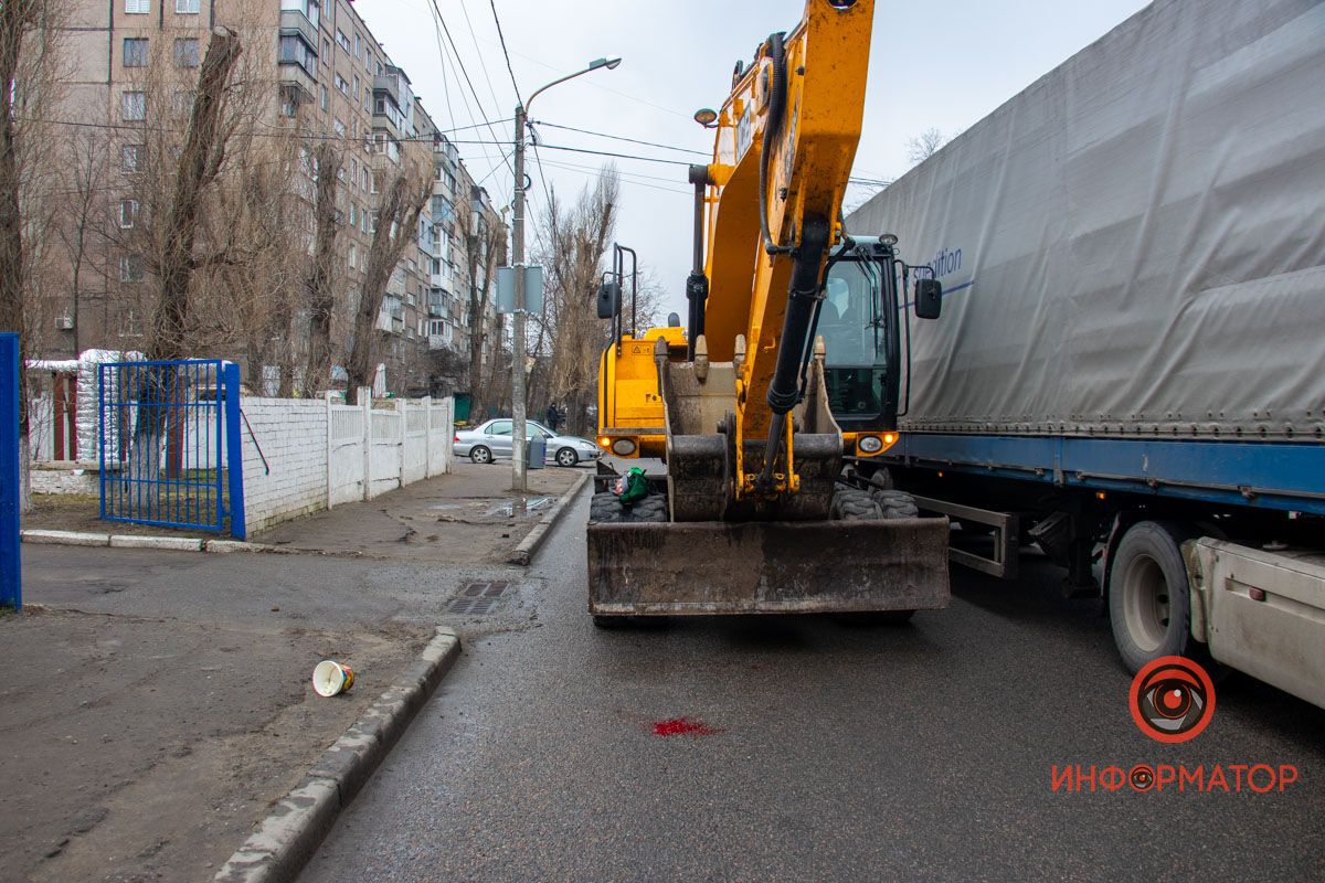 В Днепре экскаватор сбил женщину