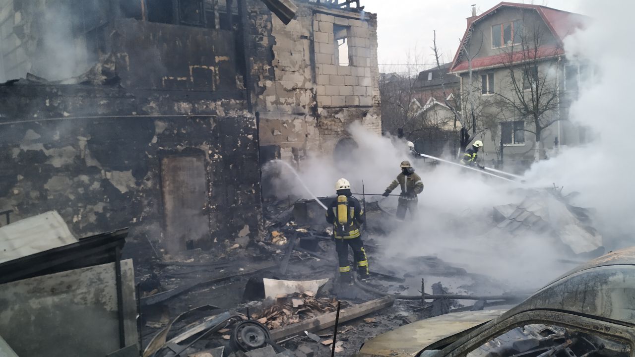 У Києві вогонь вщент спалив триповерховий будинок
