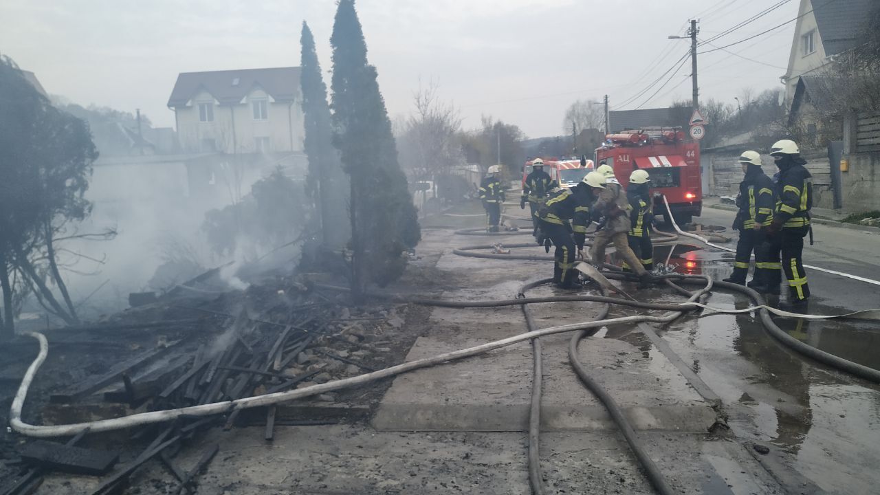 В Киеве огонь полностью сжег трехэтажный дом
