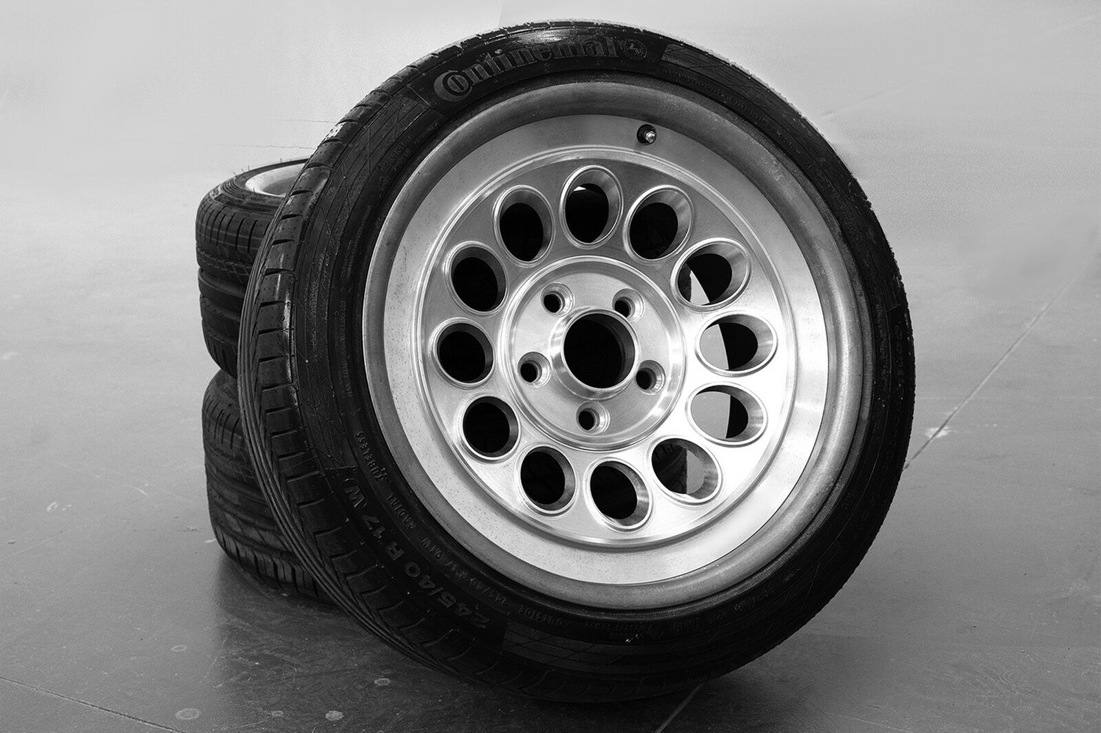 Стильные диски из алюминия напоминают о спортивных Alfa-Romeo 70-х годов