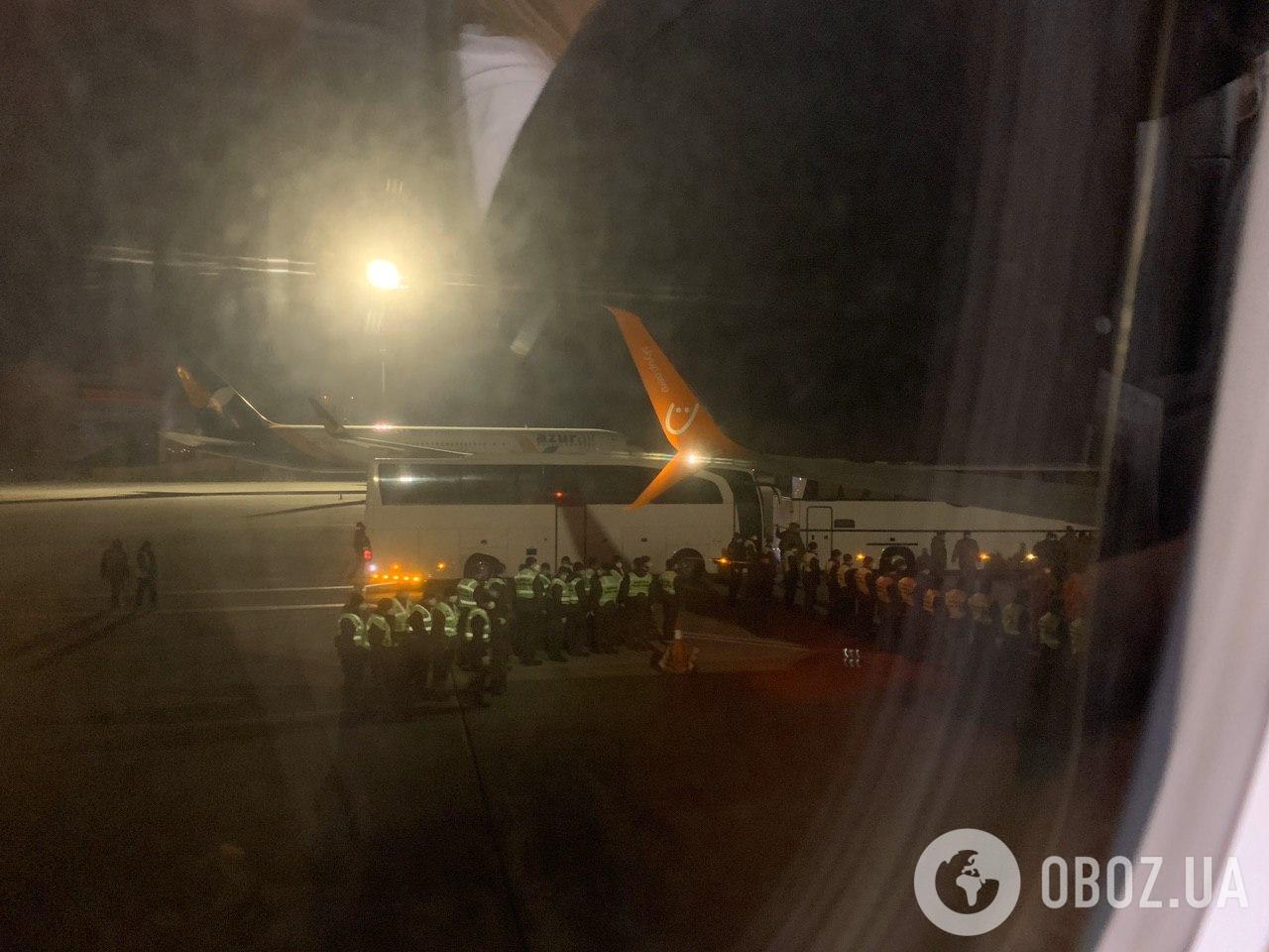 В "Борисполь" прибыли два самолета с украинцами из Катара: люди оказались "в плену". Эксклюзивные кадры