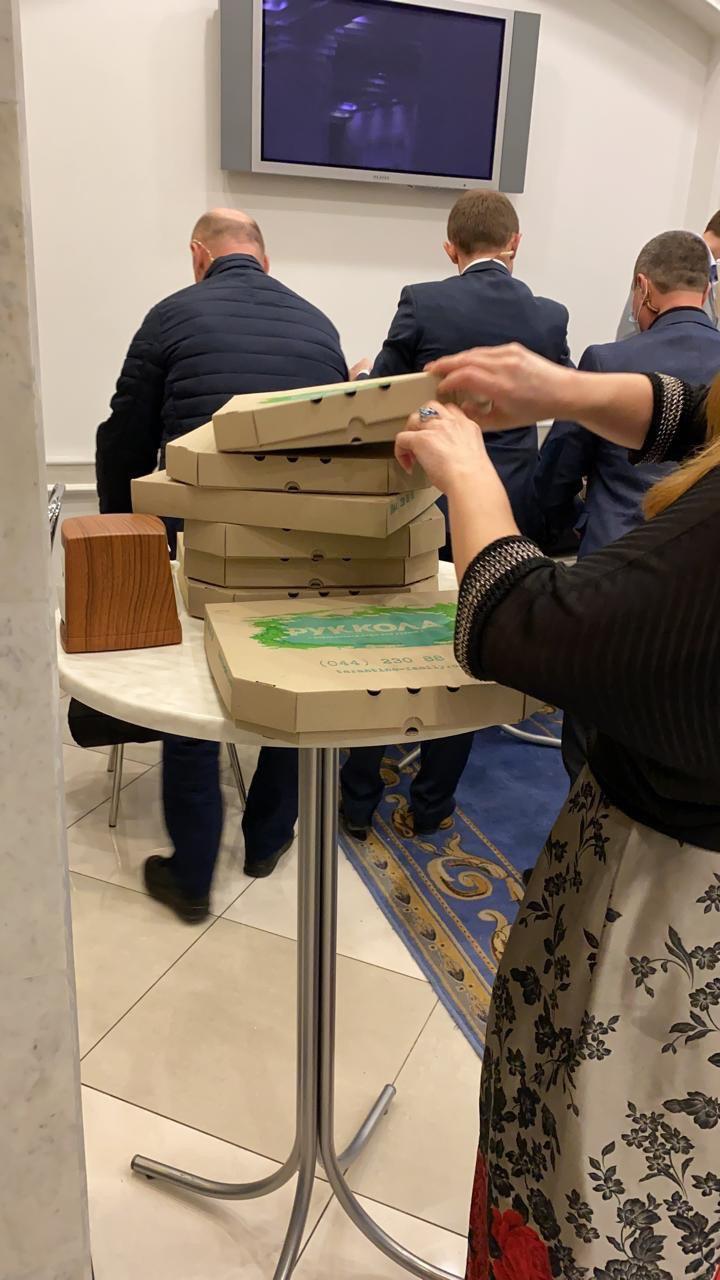 В Раду замовили 100 піц для "слуг народу"