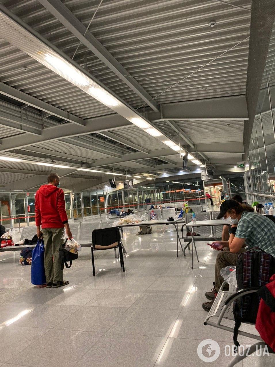 Украинцы застряли в аэропорту Варшавы