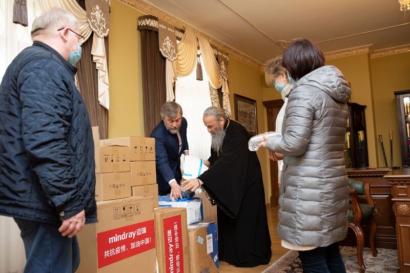 Церковь с фондом Новинского передали гуманитарную помощь Александровской больнице в Киеве