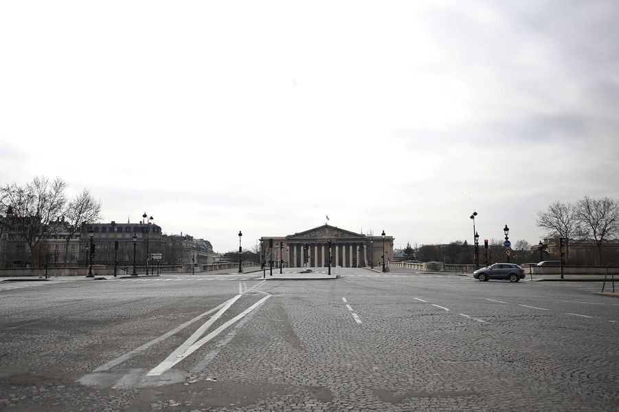 В Париже приняты жесткие карантинные меры