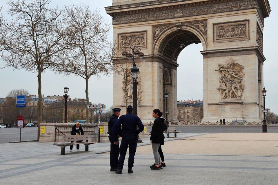 Полиция Франции контролирует горожан