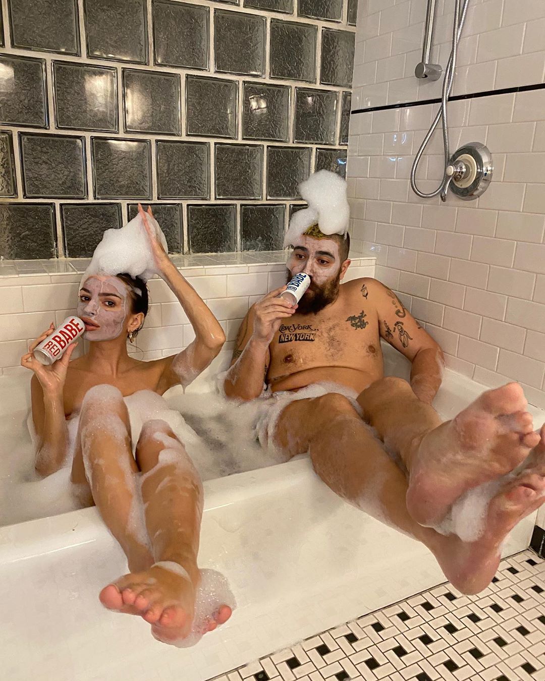 Емілі Ратаковскі і Джош Островскі