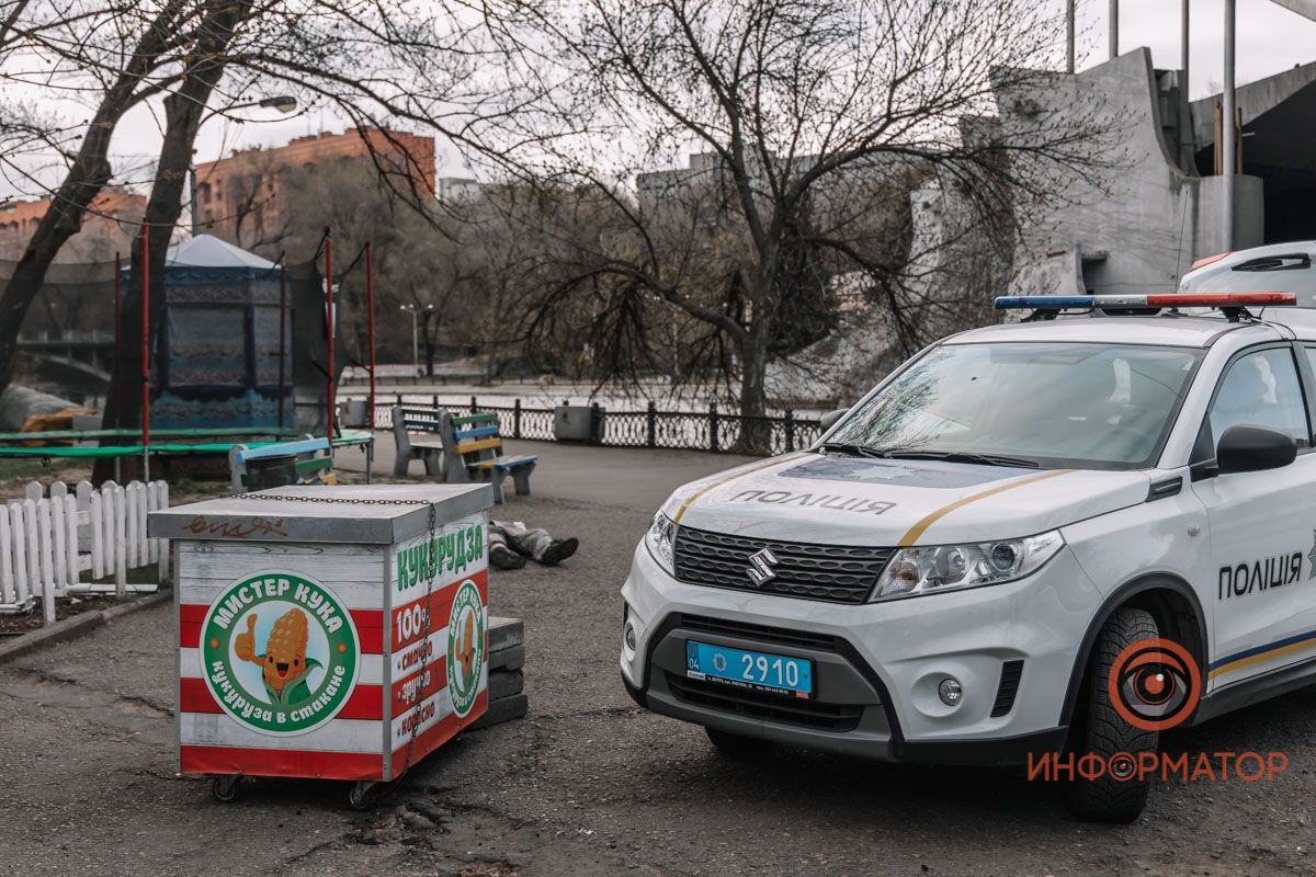 В Днепре посреди парка нашли труп мужчины