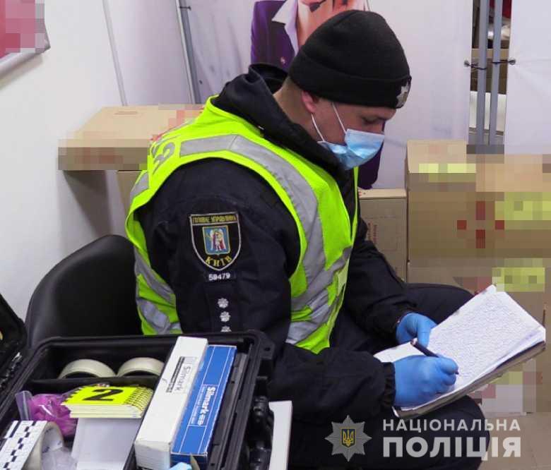 Поліція спіймала хлопця, який із пістолетом нападав на відділення пошти в Києві