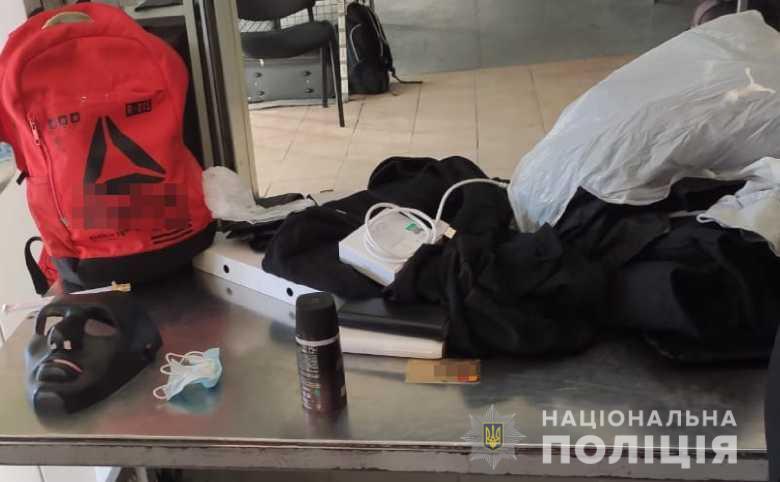 Поліція спіймала хлопця, який із пістолетом нападав на відділення пошти в Києві