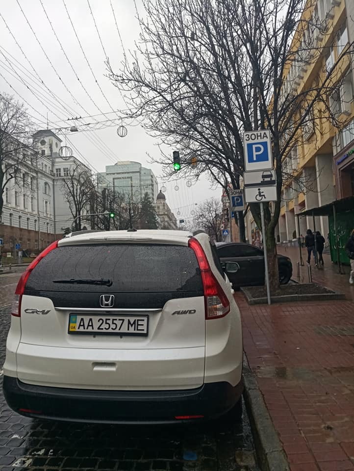 В Киеве разгорелся скандал с парковкой, в полиции оправдались