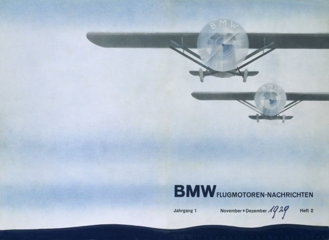 Синьо-біла кольорова схема в логотипі символізує обертання гвинта літака. Саме з виробництва авіадвигунів почалася історія BMW