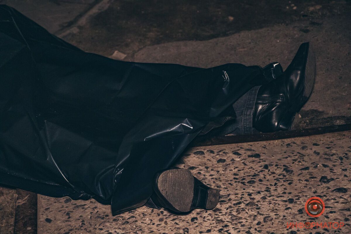 У Дніпрі посеред вулиці впала і померла жінка