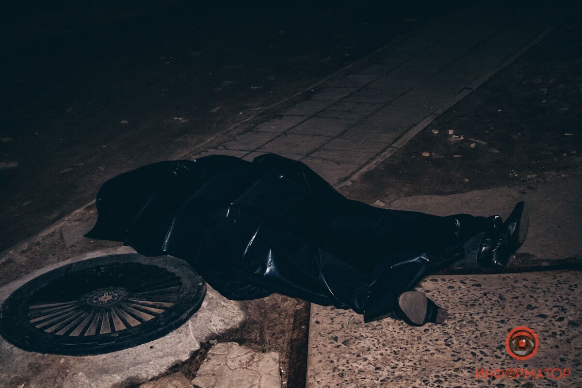 В Днепре посреди улицы упала и умерла женщина