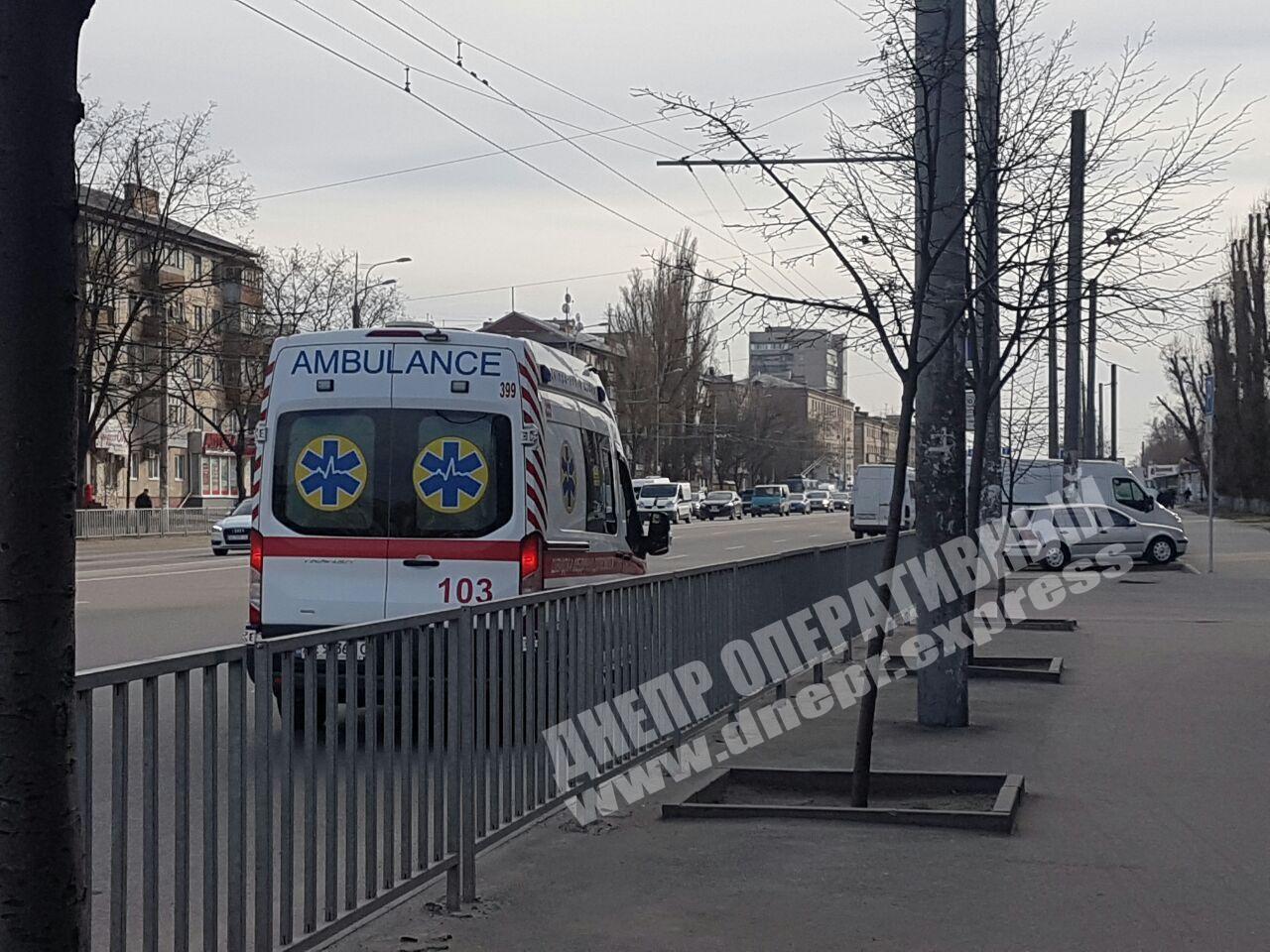 У Дніпрі чоловік розбився на смерть при падінні з багатоповерхівки. Фото і відео 18+