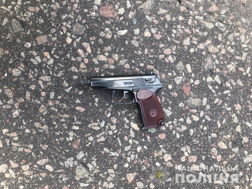 У Борисполі "гонщик" приставив до голови пістолет після зупинки поліцією