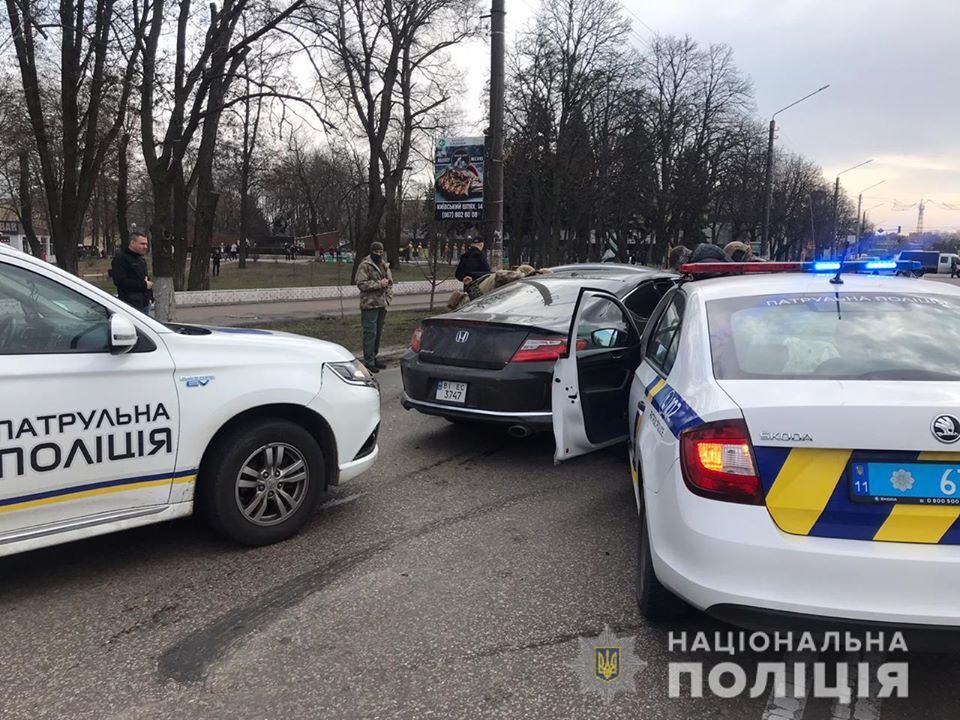 У Борисполі "гонщик" приставив до голови пістолет після зупинки поліцією