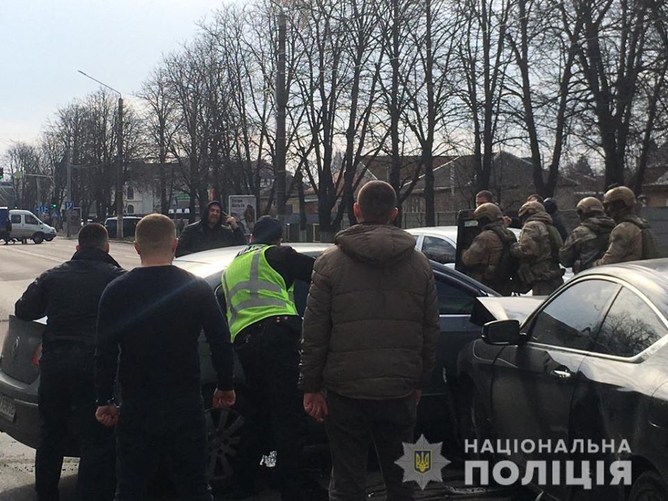 В Борисполе "гонщик" приставил к голове пистолет после остановки полицией