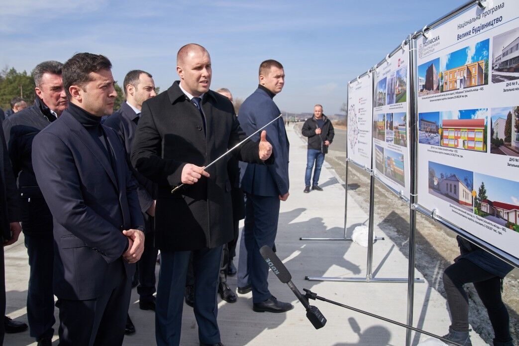 Владимир Зеленский ознакомился с ходом строительства первой бетонной дороги в Украине