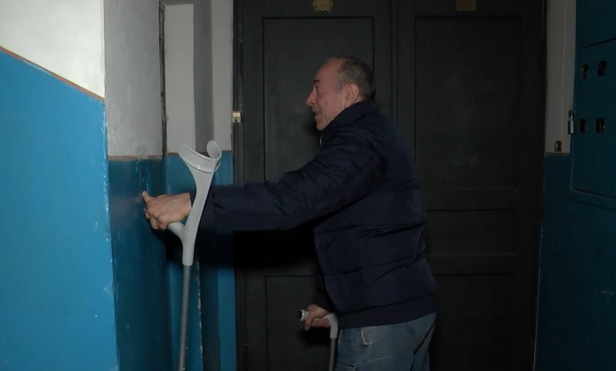 Теперь мужчина снова вынужден  передвигаться на костылях