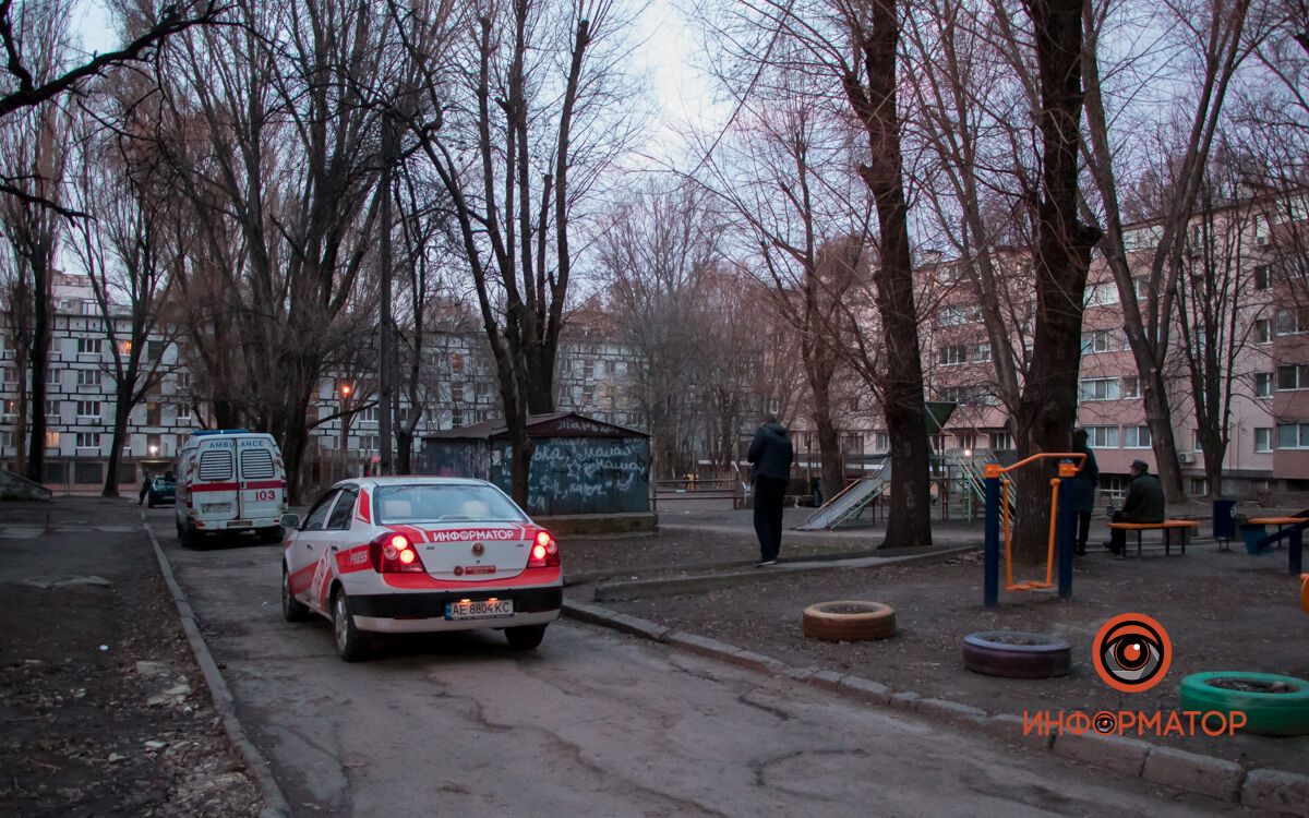 В Днепре возле детской площадки нашли труп мужчины