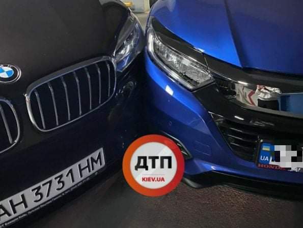 У Києві донецьке BMW заблокувало цілий ТРЦ із сотнями авто