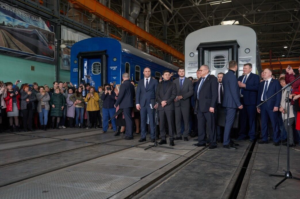 "Укрзалізниця" замовить у Крюківського вагонобудівного заводу 90 пасажирських вагонів та 3 дизель-потяга