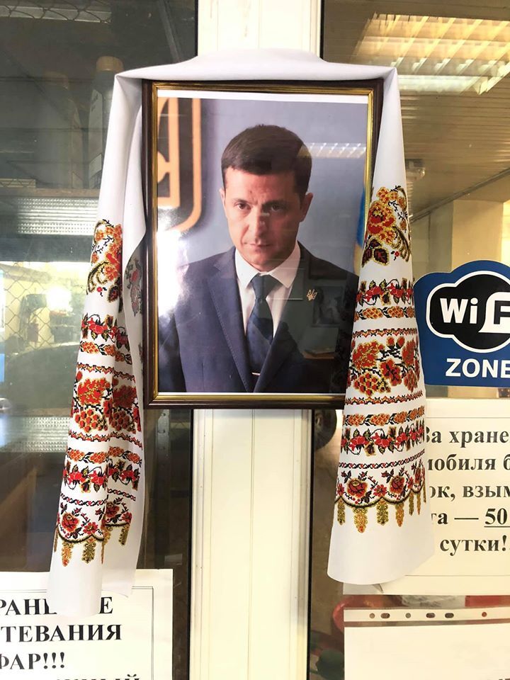 Сеть взорвало фото "иконы" Зеленского на СТО в Одессе