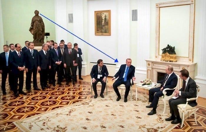 Путин провел беседу с Эрдоганом под часами "Переход через Балканы"