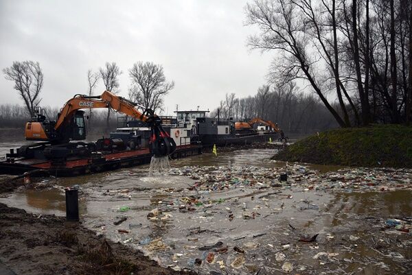 Тонни сміття з України припливли до Угорщини